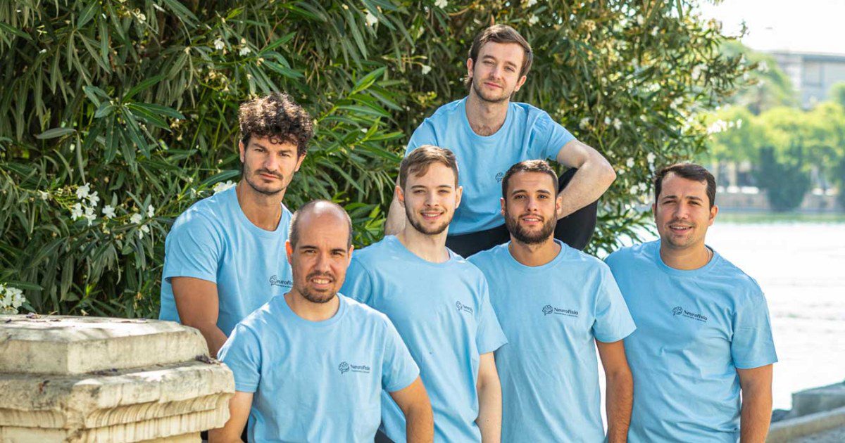 Equipo de fisioterapeutas de Neurofisio Sevilla junto al rio Guadalquivir
